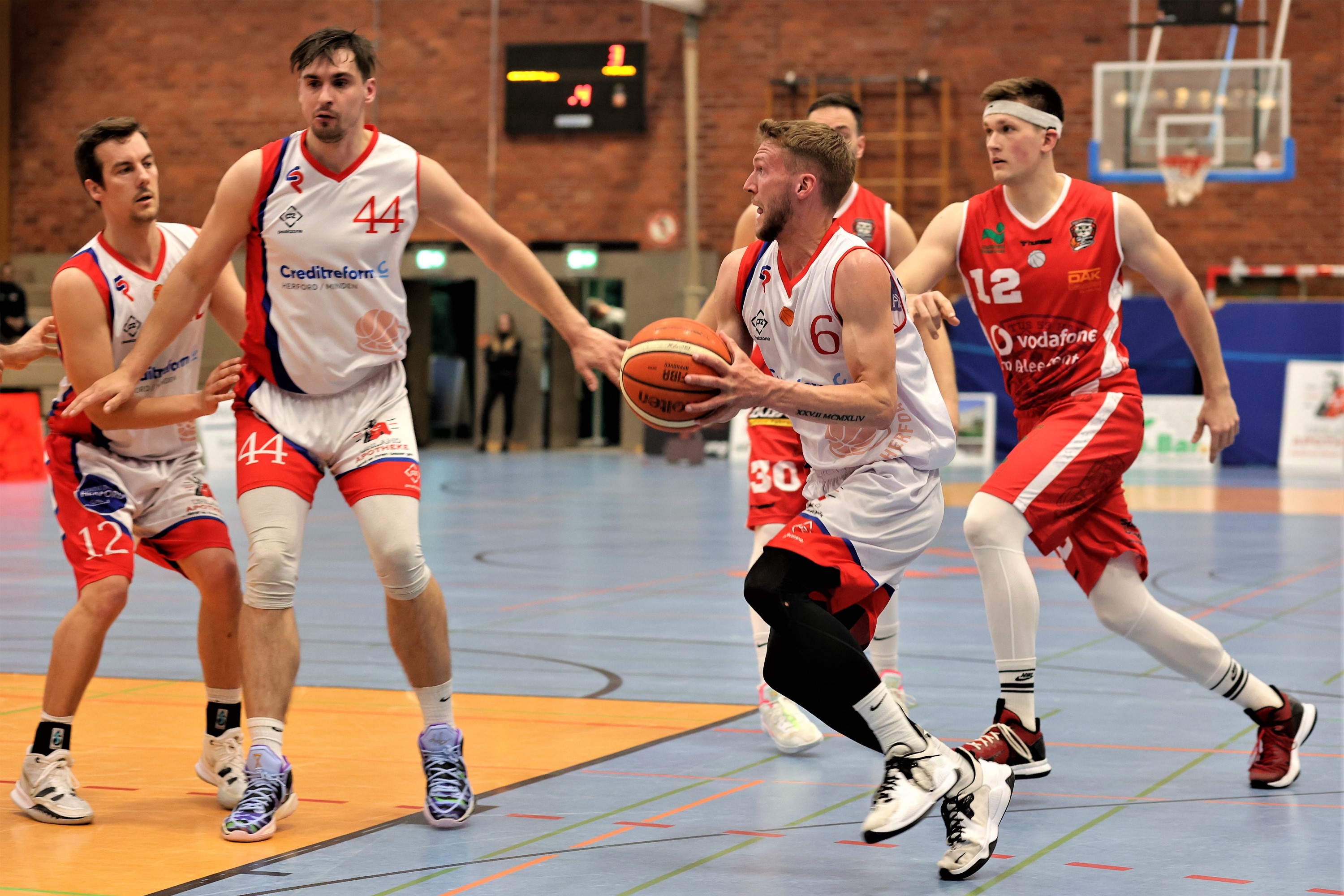 Sieg in letzter Sekunde sorgt für Führung in der ersten Playoff- Runde