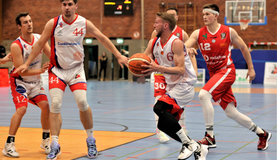 Sieg in letzter Sekunde sorgt für Führung in der ersten Playoff- Runde